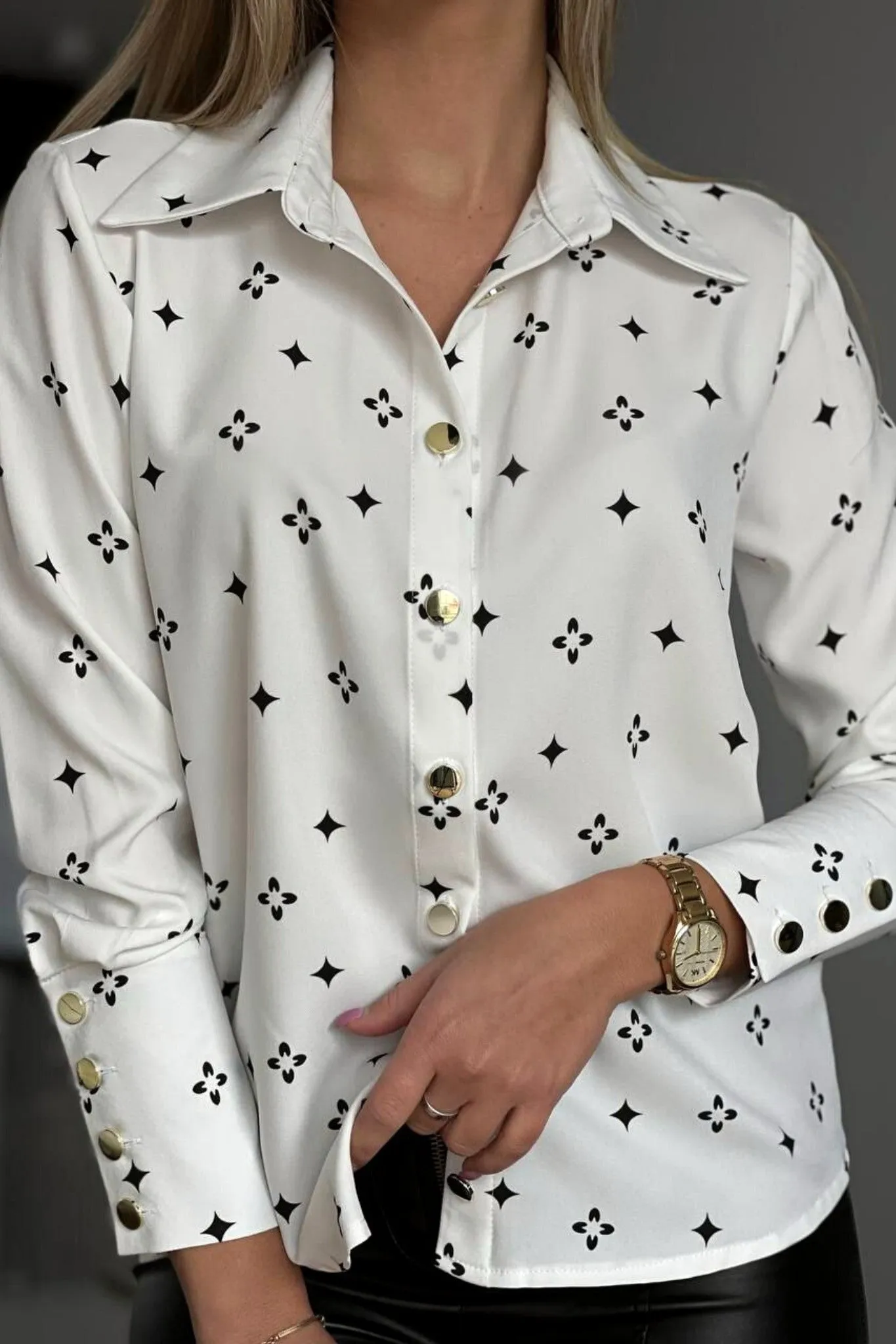 Camicia elegante bianca a fantasia fashion nera con bottoni dorati