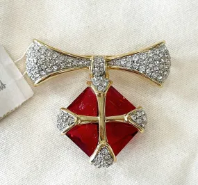 Fabulous vintage designer fashion brooch stamped by Gloria Vanderbilt.